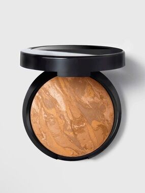BNIB Laura Geller Baked Balance-N-Glow Illuminating Foundation in Sand